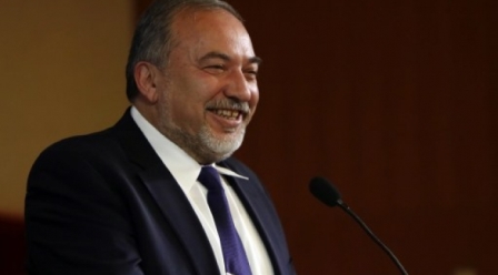 ليبرمان يدعو إلى قطع رؤوس العرب الذين «ليسوا معنا» بالـ 