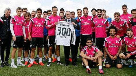 رونالدو يستلم قميصاً تذكارياً بأهدافه الـ(300) مع ريال مدريد