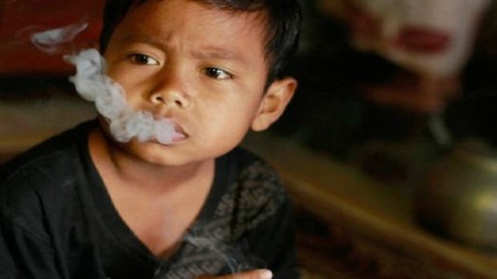 طفل في السابعة من عمره يدخن 16 سيجارة باليوم