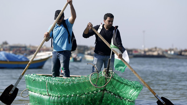 بالصور.. أغرب قارب محلي الصنع في غزة