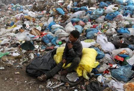 في مكبات القمامة.. غزيون يبحثون عن الرزق
