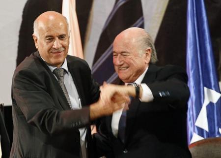 بلاتر يأمل في إقناع