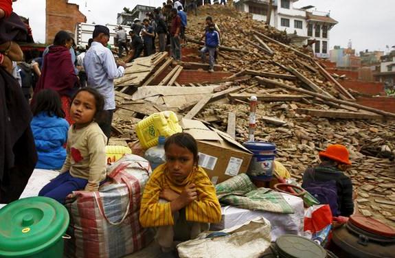عدد قتلى زلزال نيبال يتجاوز 6200 وإعادة الإعمار تتطلب ملياري دولار
