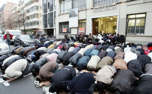 رئيس بلدية يطالب بحظر الإسلام في فرنسا
