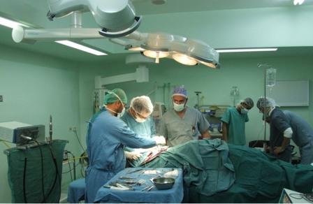 منى كَسْكِين.. الأنثى الوحيدة بين أطباء جراحة المخ والأعصاب في غزة