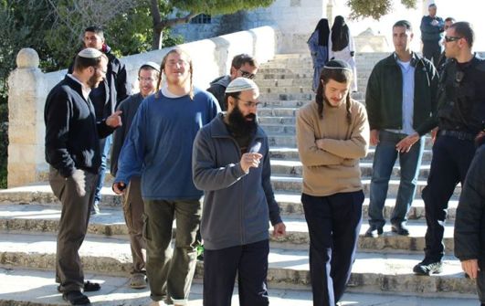 مستوطنون وعناصر مخابرات يقتحمون الأقصى