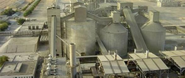 وفد مشترك من مؤسسة المواصفات والمقاييس وسند للصناعات الإنشائية يفحصان الاسمنت المورد من مصنع 