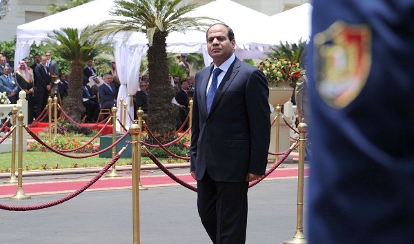 «إيكونوميست»: قمع «السيسي» أسوأ من «مبارك» وعاداته الاستبدادية أرجعت مصر لما قبل الربيع العربي 