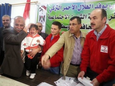  الهلال الأحمر التركي في غزة يوزع مساعدات مالية على الأيتام