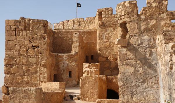 تنظيم الدولة الإسلامية يرفع أعلامه فوق مدينة تدمر الأثرية