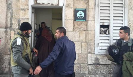 الاحتلال يعتقل مسنّين وثلاثة شبان على بوابات الأقصى