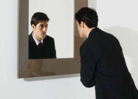 دراسة: الرجال يحبون النظر الى المرآة أكثر من النساء