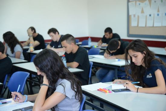 إسرائيل تلزم طلابها بالصف الأول الابتدائى على تعلم 