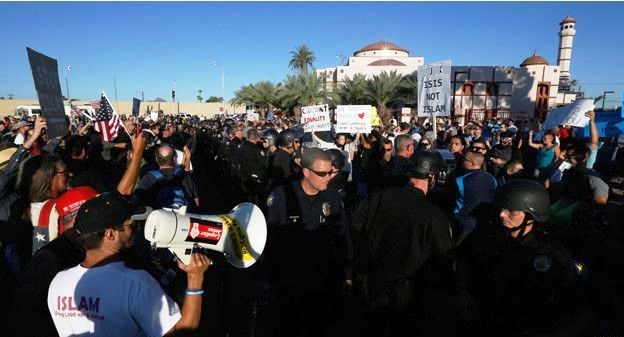 مظاهرة مناهضة للإسلام أمام مسجد في فينكس بولاية أريزونا الأمريكية
