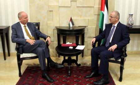 
الحمد الله يبحث مع ممثل النرويج لدى فلسطين أخر التطورات السياسية وإعادة الاعمار
