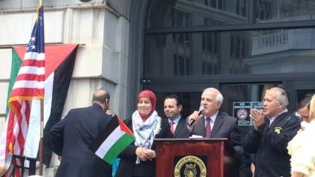 العلم الفلسطيني يرفرف على سارية بلدية باترسون في ولاية نيوجرسي الأميركية