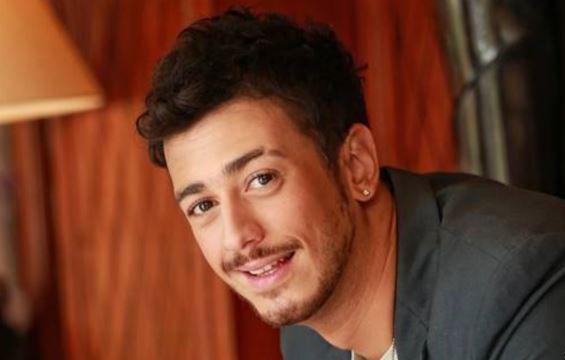 بالفيديو: سعد المجرد مرتدياً الكوفية الفلسطينية يحقق رقمًا قياسيًّا بكليب «المعلم» 