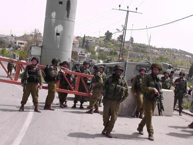 القدس: حاجز عسكري على مدخل عناتا بحثا عن 'مطلوبين'