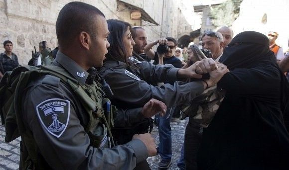 شرطة الاحتلال تعتقل سيدتين وتنكل بمُسنين في الأقصى