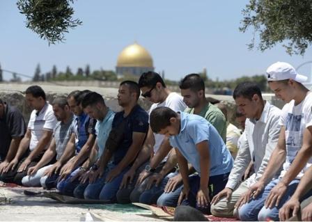 سلطات الاحتلال تقرر منع أهالي غزة من الصلاة في 