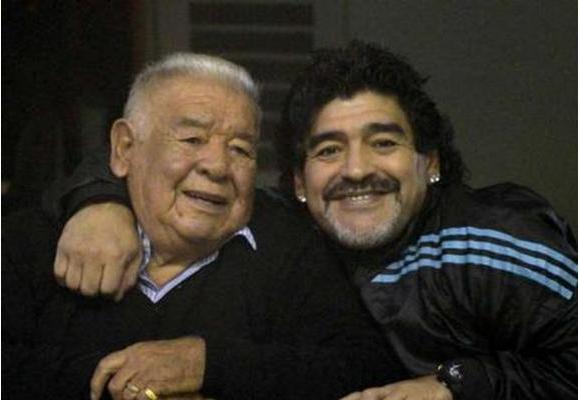 المنتخب الأرجنتينى يرسل التعازى لمواساة مارادونا بعد وفاة والده