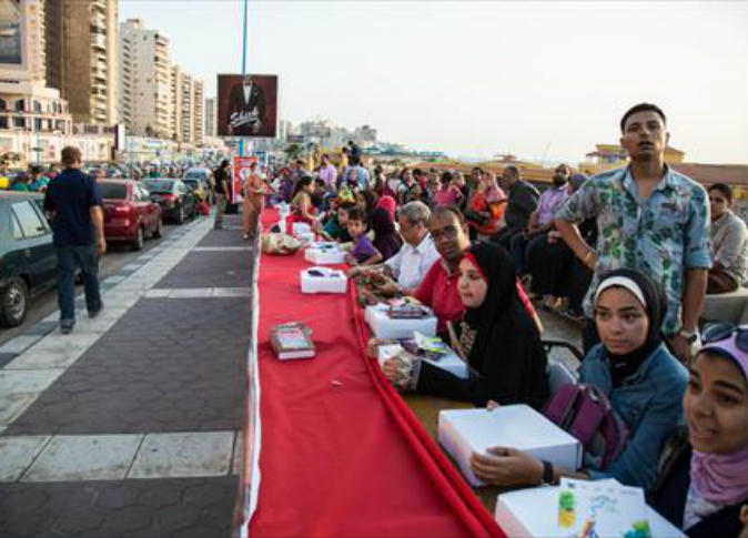 مصر تدخل موسوعة جينيس بأطول مائدة طعام في العالم