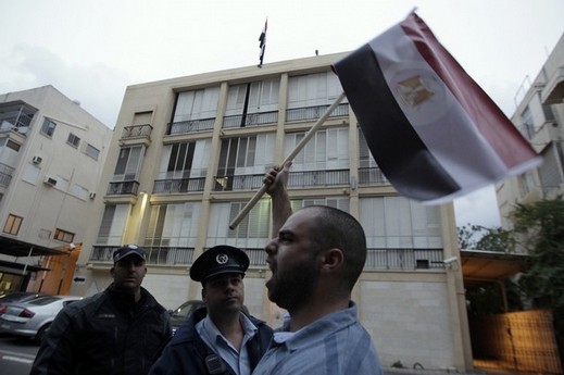وقفة احتجاجية أمام السفارة المصرية في تل أبيب احتجاجا على أحكام الإعدام بحق مرسي 