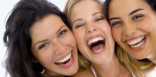 دراسة: الضحك والسعادة قد تنتقلان بالوراثة 