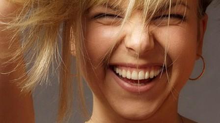 العلماء يكتشفون سبب كثرة الضحك والإبتسامات لدى بعض الأشخاص