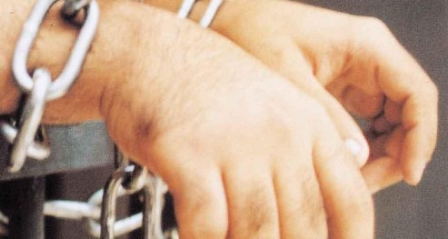 محاكم الاحتلال تمدد اعتقال (53) أسيراً