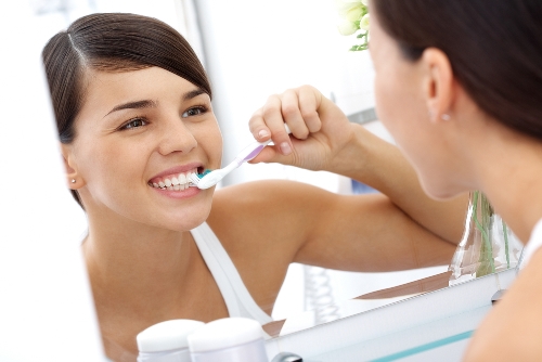 عدم تنظيف الأسنان يهدد بالجلطة القلبية والخرف