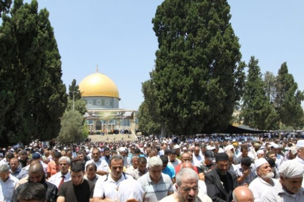 ربع مليون فلسطيني يصلّون الجمعة الأخيرة في رمضان بالأقصى 