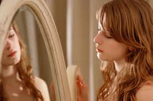 النظر في المرآة أكثر من 3 دقائق قد يفقدك الذاكرة