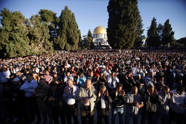 عشرات الآلاف يؤدون صلاة العيد في المسجد الأقصى