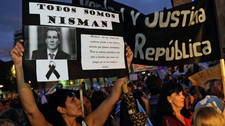 مئات الآلاف يشاركون في مسيرة صامتة بالأرجنتين إحياء لذكرى المدعي العام نيسمان
