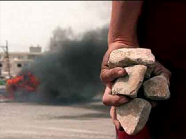 إسرائيل تقر قانونا يعاقب ملقي الحجارة بالسجن 20 عاما