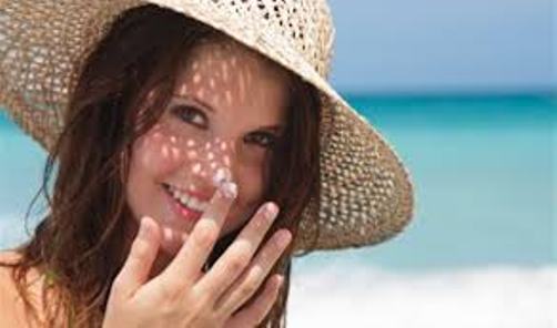 الالتزام بالكريم الواقي من الشمس يحمي من سرطان الجلد