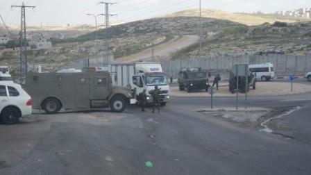 القدس: الاحتلال يغلق محال تجارية في حزما