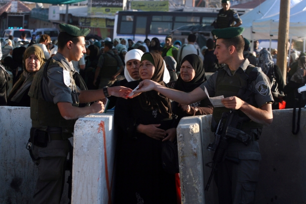 آلاف الفلسطينيين يتوجهون إلى القدس لأداء صلاة الجمعة في الأقصى 