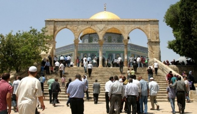 مئات الغزّيين يتوجهون إلى المسجد الأقصى بعد منعهم الأسبوع الماضي 