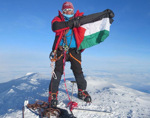 علم فلسطين يرفرف