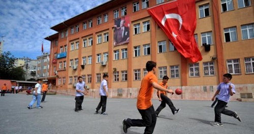 مدرس تركي يتحدى أردوغان بدروس مجانية
