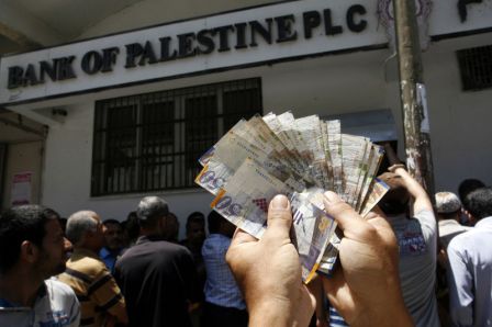 موظفو حكومة غزة السابقة