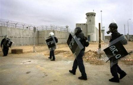 الاحتلال يقتحم قسم 4 في سجن 