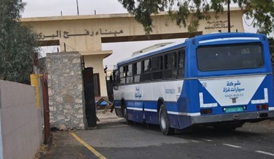  مسلحون يهاجمون حافلة مسافرين فلسطينيين بسيناء ويختطفون أربعة من ركابها