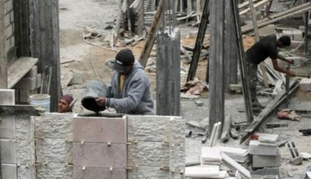 الاحتلال يوافق على صرف مواد بناء لشقق المواطنين في قطاع غزة