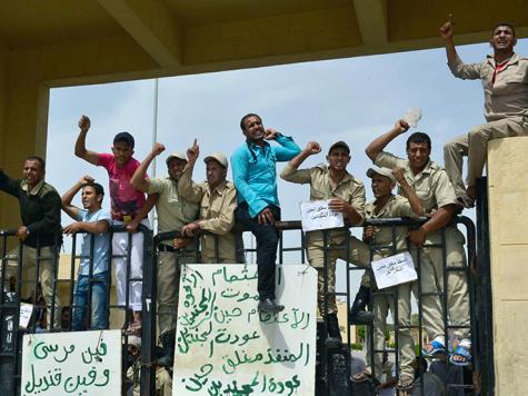  أهالي مختطفي سيناء يتظاهرون أمام معبر رفح للمطالبة بإطلاق سراحهم
