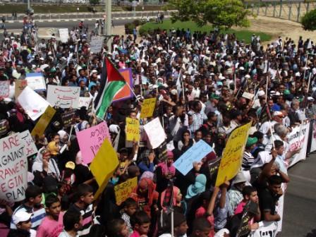 عرب يتظاهرون جنوب إسرائيل ضد شروع السلطات بهدم قرية بدوية
