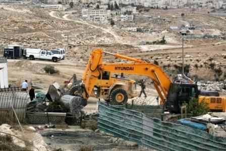 الاحتلال يهدم 15 بركسا شمال شرق القدس