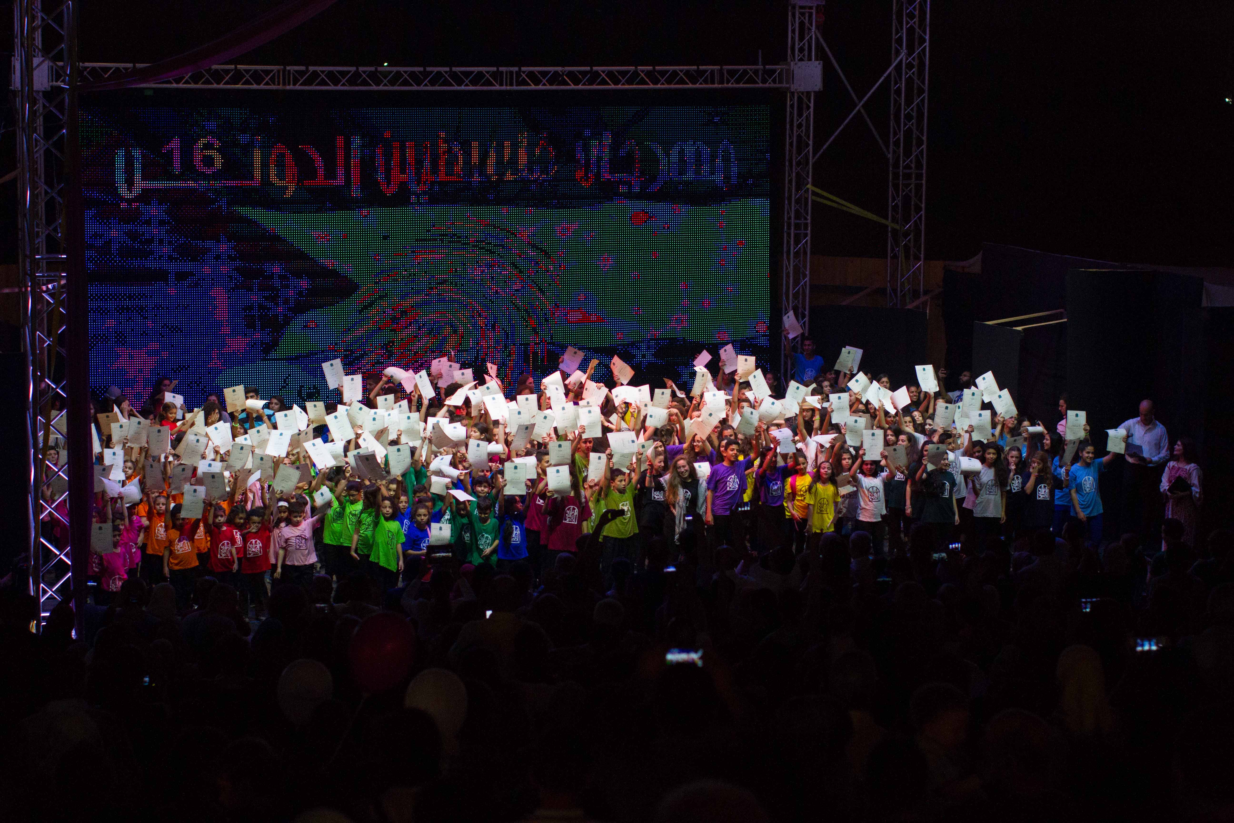 مهرجان فلسطين الدولي يخريج طلبة مدرسة الدبكة في يوم افتتاحه الأول
 